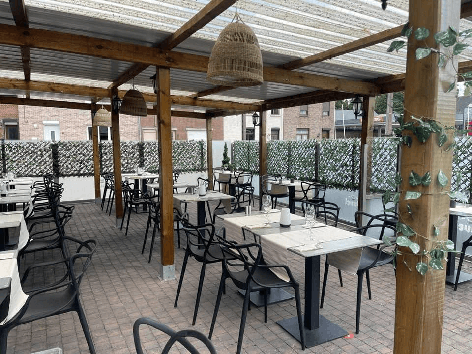 La terrasse couverte de La Flambée, le soir